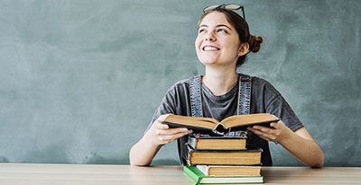 Uśmiechnięta dziewczyna z książkami mobile