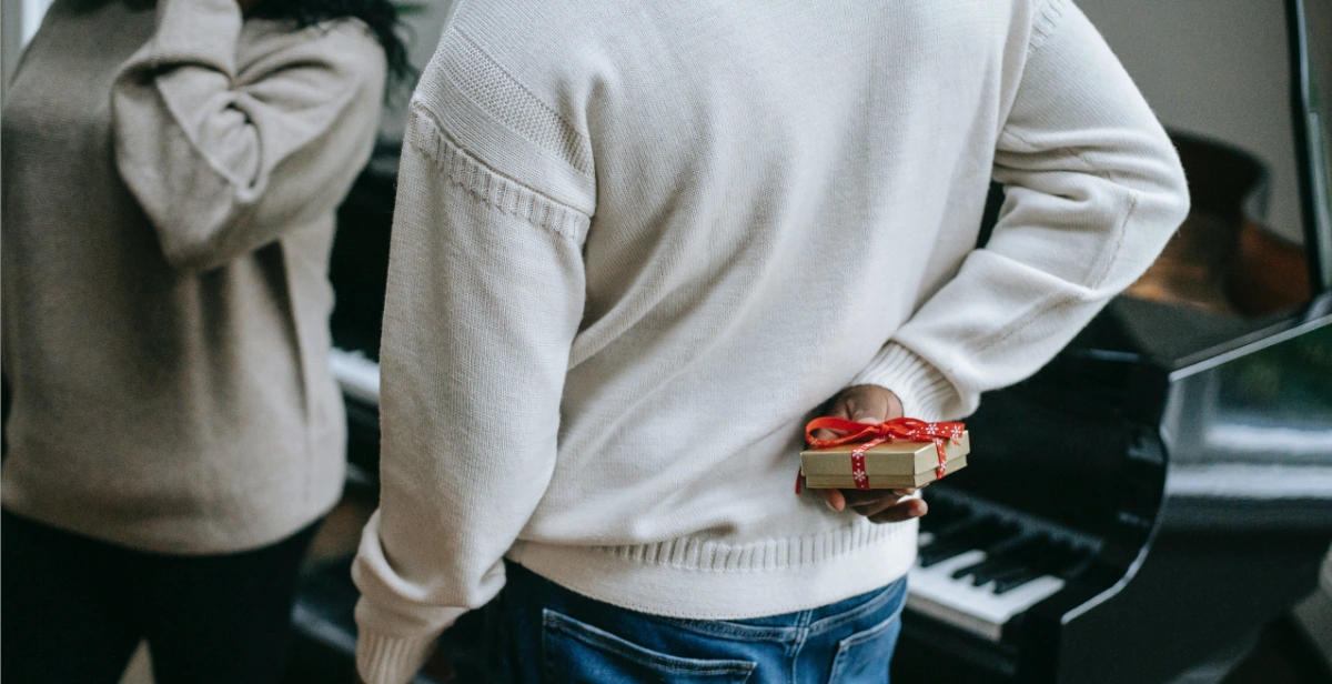 Mężczyzna w pudełkiem prezentowym