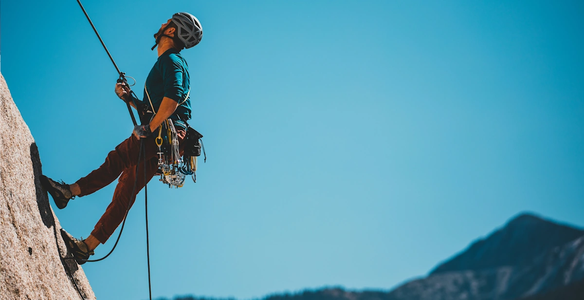 Wpinacz na ścianie w górach
