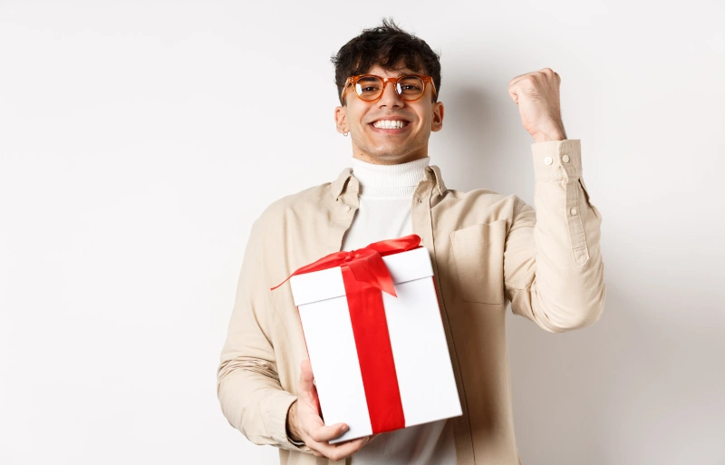 Chłopak trzymający prezent