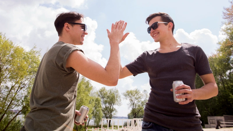 Dwaj kumple przybijają piątkę